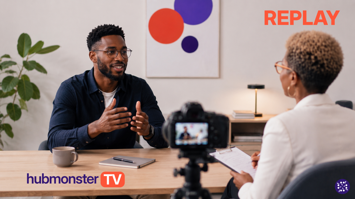 Visuel Hubmonster TV — tournage interview avec caméra sur trépied, mention Replay et logo Hubmonster TV.